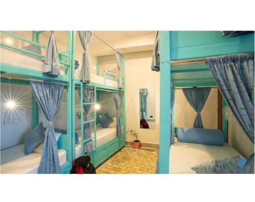 Una cama o camas en una habitación de Unplanned Hostel Udaipur