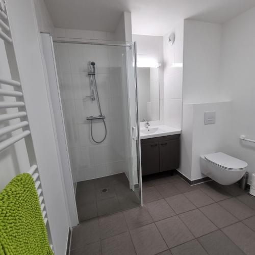 une salle de bain avec une douche, des toilettes et un lavabo dans l'établissement Résidence NOVAGE - Amiens, à Amiens