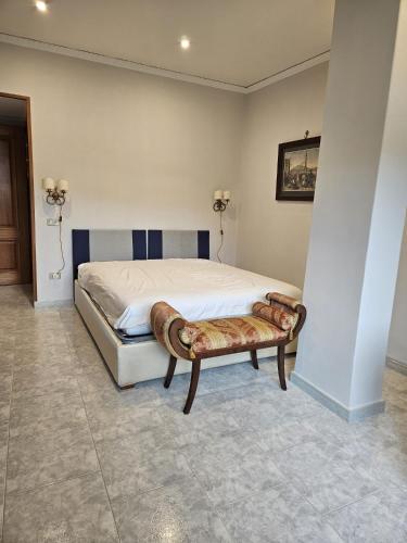 una camera con un letto con una panca di Peter's Flat a Napoli