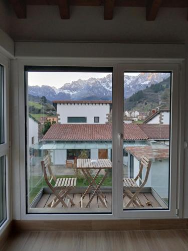 a room with a window with a view of mountains at Mirando a los Picos de Europa in Potes