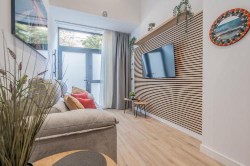 a living room with a couch and a tv at Suite Guillem Jáfer by Host Valencia in Valencia