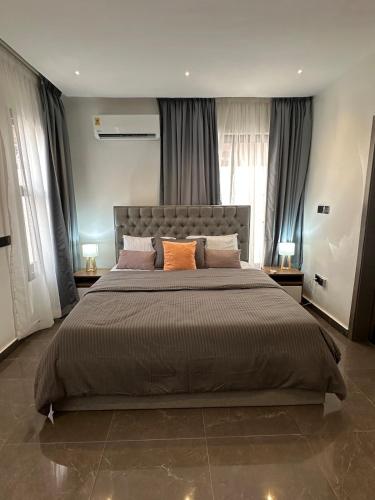 una camera da letto con un letto grande con due cuscini di the Greenacre a Accra