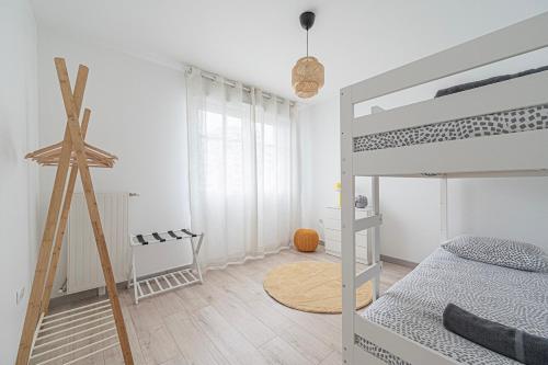 - une chambre avec des lits superposés et une échelle en bois dans l'établissement Elegant Disney Paris apartment for 6, à Chessy