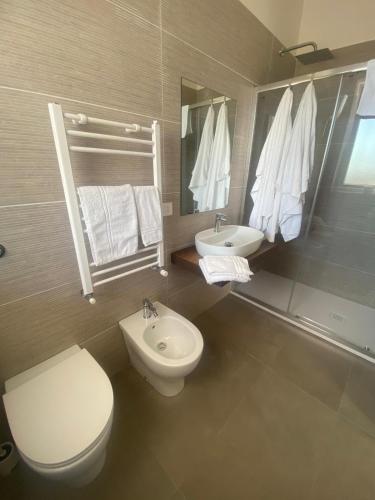 Ένα μπάνιο στο HYRIA Rooms