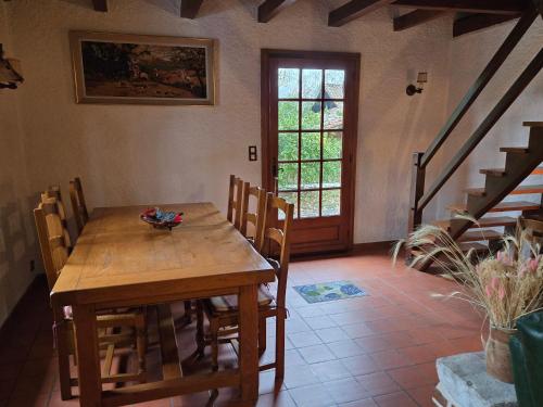 une salle à manger avec une table et des chaises en bois dans l'établissement Les Rives du Lac de Léon, à Léon