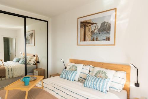 Ένα ή περισσότερα κρεβάτια σε δωμάτιο στο Seaside Spa Luxury Flat - Jacuzzi - Sauna - Sea view