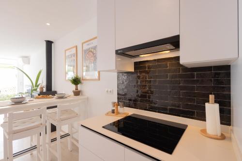 Η κουζίνα ή μικρή κουζίνα στο Seaside Spa Luxury Flat - Jacuzzi - Sauna - Sea view