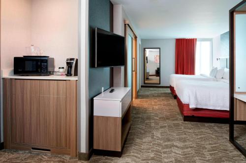 Ένα ή περισσότερα κρεβάτια σε δωμάτιο στο SpringHill Suites by Marriott Grand Rapids West
