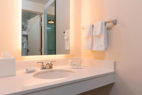 Koupelna v ubytování SpringHill Suites Grand Rapids North
