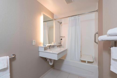 Koupelna v ubytování SpringHill Suites Grand Rapids North