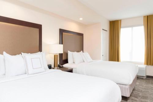 Postel nebo postele na pokoji v ubytování SpringHill Suites Grand Rapids North
