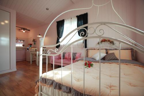 Ein Bett oder Betten in einem Zimmer der Unterkunft Pyeongchang Edelweiss Pension