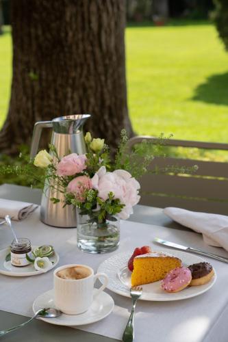 een tafel met borden eten en een kopje koffie bij Castello Di Gabbiano in Mercatale Val Di Pesa