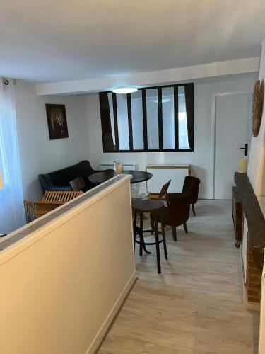 un salon avec un canapé et une table dans l'établissement Appartement centre ville proche Roissy CDG, à Crépy-en-Valois