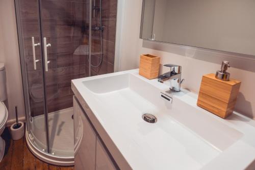 Ένα μπάνιο στο Cosy studio lumineux douillet - Parking Gratuit