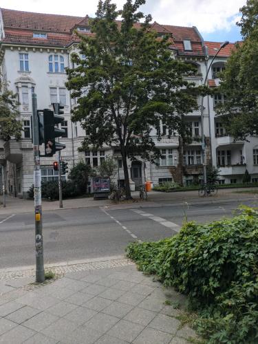 an empty street with a traffic light in front of buildings at Unterkunft am Park in Berlin