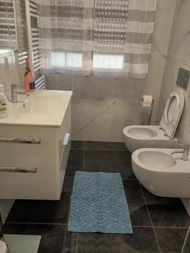 a bathroom with a toilet and a sink at Casa Jasmine in Camporosso