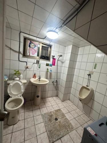 Bilik mandi di 集集藝術家背包客之家Jiji Art Backpackers Hostel