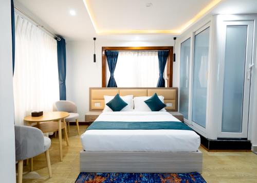 Postel nebo postele na pokoji v ubytování SRK Service Apartment And Hotel