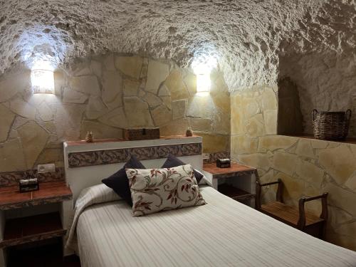 Postel nebo postele na pokoji v ubytování Casas Rurales Maribel - Complejo El Tejar - Apartamentos con jacuzzi en Alcalá del Júcar
