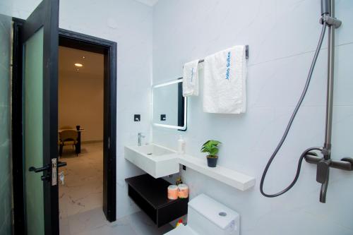 Bilik mandi di Jabo Suites