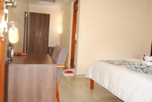 Postel nebo postele na pokoji v ubytování Lacienda Kitui Resort