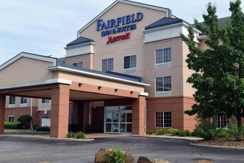 a hotel building with a sign on top of it at Fairfield by Marriott Youngstown/Austintown in Youngstown