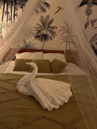 un cygne fait de serviettes sur un lit dans l'établissement Gîte 4 étoiles - Sauna & Balnéo jacuzzi privatifs, à Orléans
