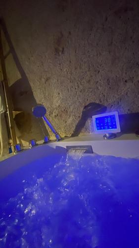 une horloge bleue assise au-dessus d'une table dans l'établissement Gîte 4 étoiles - Sauna & Balnéo jacuzzi privatifs, à Orléans