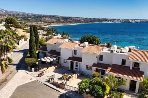 - une vue aérienne sur une villa avec l'océan dans l'établissement H&O SUNRISE VILLA IN Coral Bay!, à Coral Bay