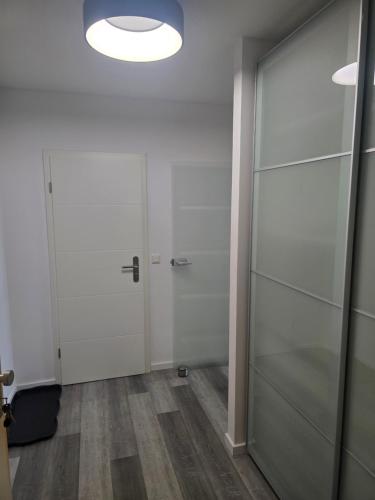 an empty room with a door and a hallway at 1 Zimmer Wohnung Laatzen nähe Messe in Hannover
