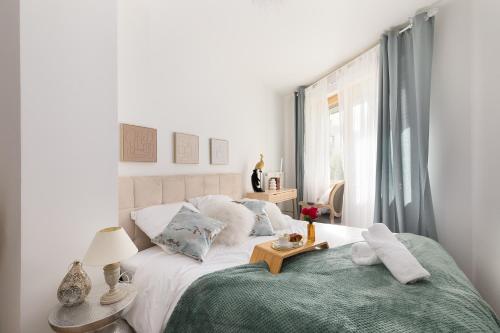 une chambre avec un grand lit blanc avec des oreillers dans l'établissement Suite de Luxe à 10 min de Paris - Sauna, Cinéma, à Bagneux