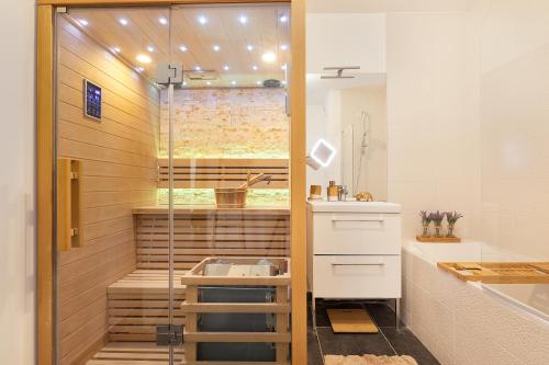 une salle de bain avec une douche, un lavabo et une baignoire dans l'établissement Suite de Luxe à 10 min de Paris - Sauna, Cinéma, à Bagneux