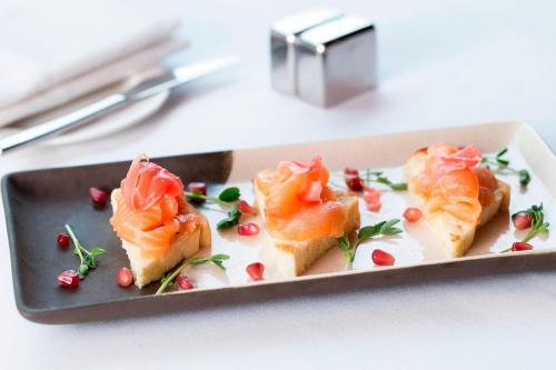 ジャカルタにあるル メリディアン ジャカルタの三皿盛り