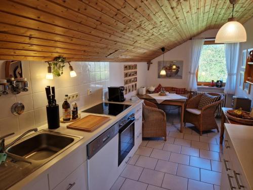 Η κουζίνα ή μικρή κουζίνα στο Ferienwohnung Gipfelglück 931 mit Hallenbad und Sauna