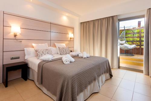 A bed or beds in a room at Hotel Puchet Ibiza