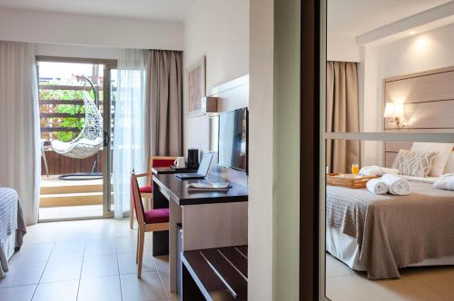 Una cama o camas en una habitación de Hotel Puchet Ibiza