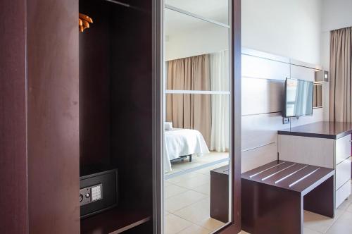 Una cama o camas en una habitación de Hotel Puchet Ibiza