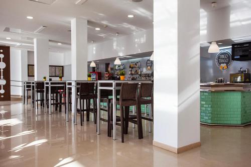 Un restaurante u otro lugar para comer en Hotel Puchet Ibiza