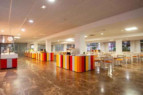 Un restaurante u otro lugar para comer en Hotel Puchet Ibiza