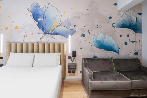 a bedroom with a bed and a couch at Hotel Adamas in Florence