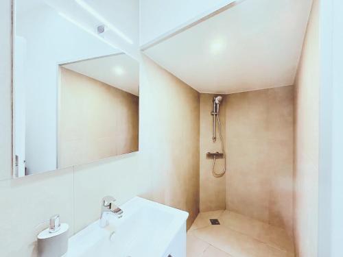 une salle de bain avec un lavabo et un miroir dans l'établissement Appartement 2 pieces rénové avec clim, Wi-Fi et tout équipé - Proche de rue d'Antibes et Palais des Festivals, à Cannes