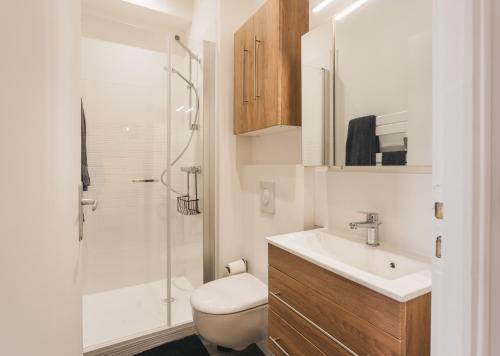 une salle de bain avec toilettes, lavabo et douche dans l'établissement Studio familial Cauterets centre Full services, à Cauterets