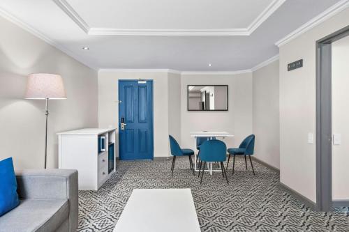 Ruang duduk di Protea Hotel by Marriott Johannesburg Balalaika Sandton