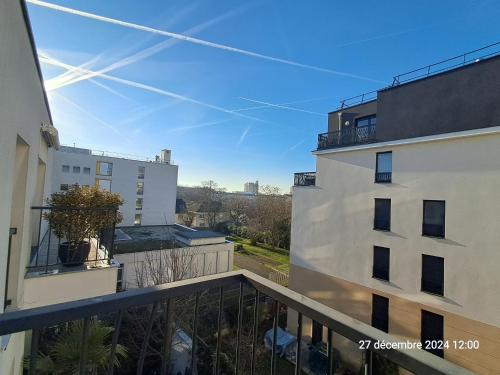 une vue depuis le balcon d'un immeuble dans l'établissement Balcon privé, parking gratuit, Orly 5 kms, à Villejuif