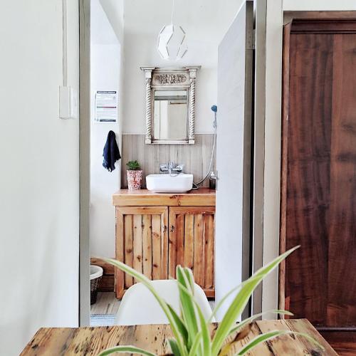 a bathroom with a sink and a mirror at The Writer's House Cottages in Bedford