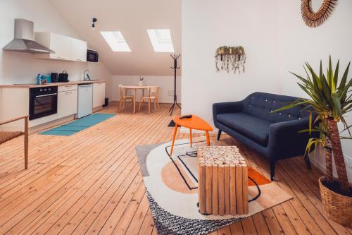 un salon avec un canapé et une table dans l'établissement Loft lumineux très spacieux - Parking gratuit, à Châteauroux