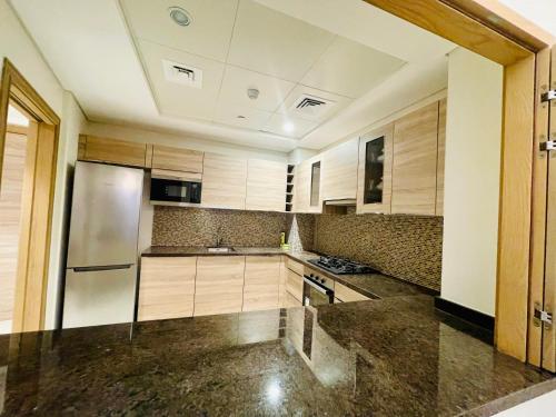 Кухня или мини-кухня в GOODWOOD SUITES HOMES VACATION
