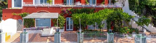 a building with a fence and plants on it at Hotel Marincanto in Positano