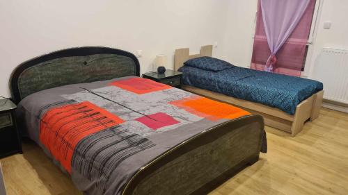 ein Schlafzimmer mit einem Bett und einem Bett sidx sidx sidx in der Unterkunft LOCATION SAISONNIERE PRES DE LA MER avec ROOFTOP in Riantec